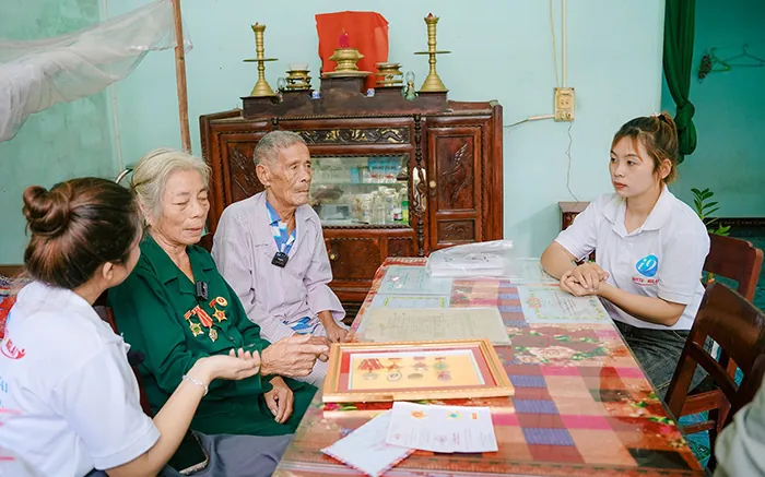 Hình ảnh minh họa chính sách bảo vệ trẻ vị thành niên của vnd88, nhấn mạnh xác minh độ tuổi và an toàn gia đình trong môi trường cá cược trực tuyến.